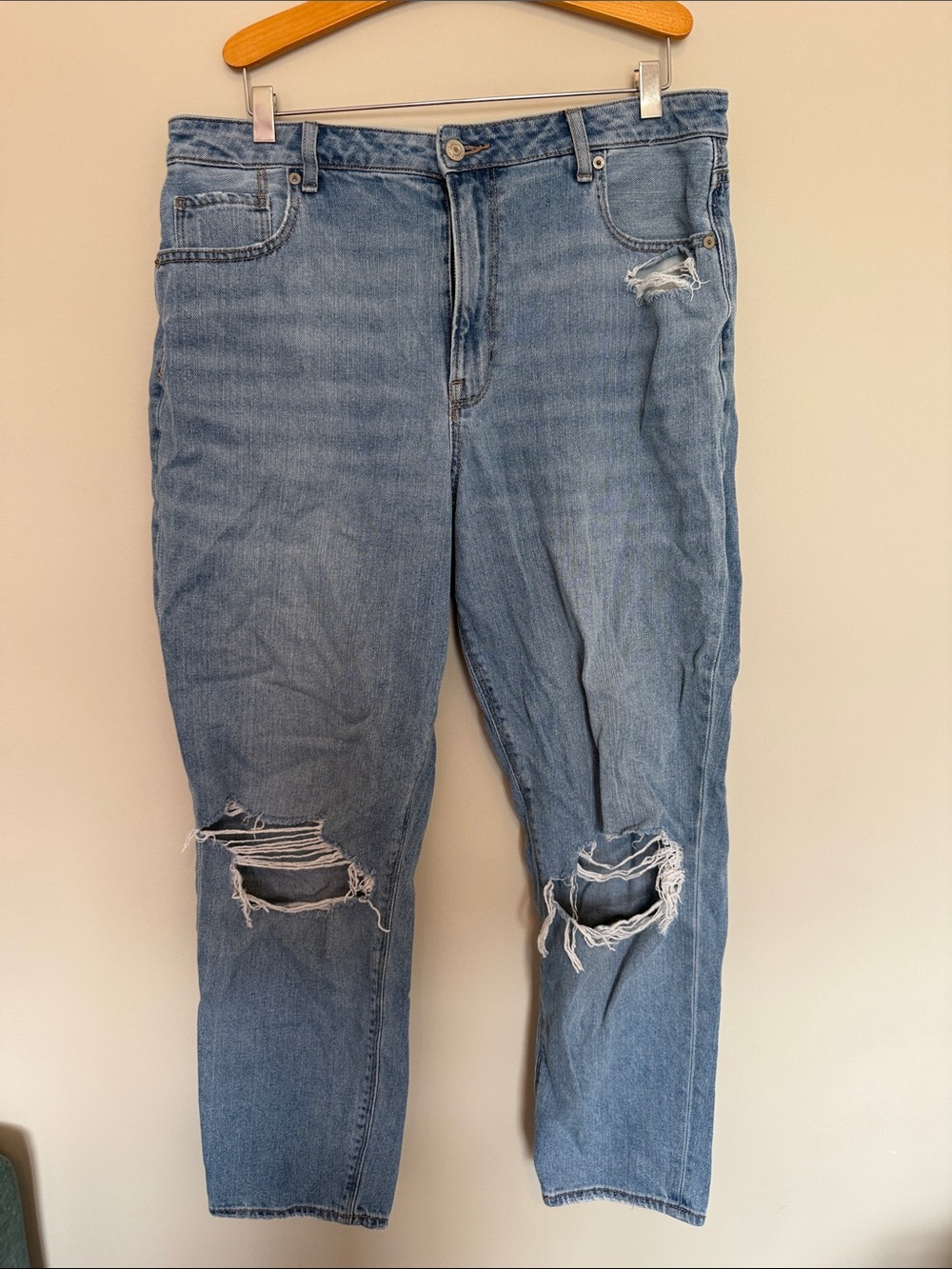American Eagle Outfitters Women's Light Blue Boyfriend Jeans with Knee Rips